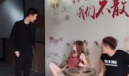 男生亲女生下面视频,男生深情亲吻女生的温馨一幕