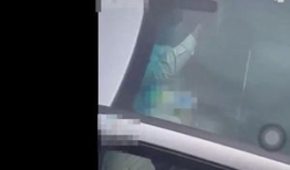 男生亲女生下面视频,男生深情亲吻女生的温馨一幕