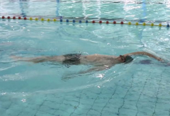 仰泳视频,跟随视频学游泳新姿势