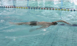 仰泳视频,跟随视频学游泳新姿势