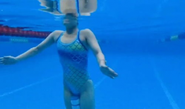 踩水教学视频,跟随教学视频学游泳